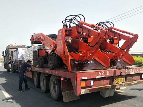 內蒙包頭市何總訂購的兩臺80型輪式皮帶扒渣機